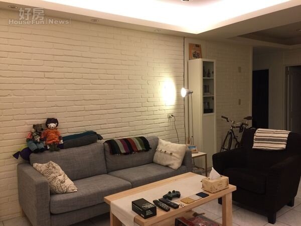 4.客廳沙發以舒服的灰色為主,上頭還有大野狼跟小老鼠的玩偶跟抱枕。