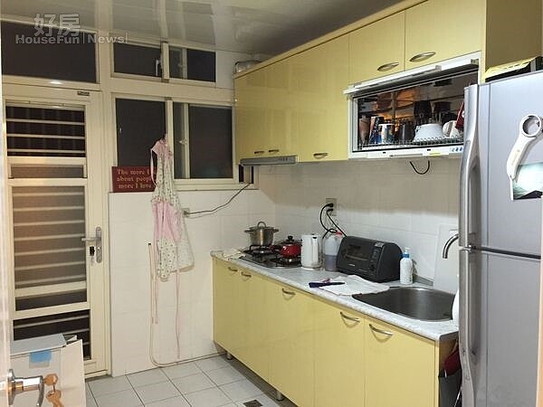 5.廚房空間也很足夠,梁正群有時也會在家料理,變身帥哥主廚。