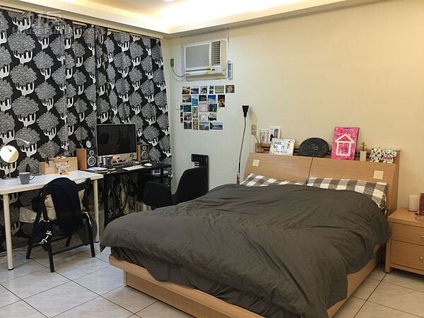 6.臥房布置看起來以黑白灰色調為主,冷氣機下面還貼了一些旅遊的明信片及照片。