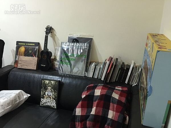 8.除了是型男演員,同時也是廣播節目主持人的梁正群,熱愛音樂,蒐集到的CD都好好存放在小房間中。