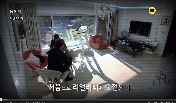 Rain曾在韓國實境秀節目公開過自己的2層白色獨棟豪宅(翻攝youtube)
