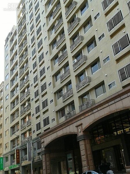 2「竹城京都」外觀整齊,管委會要求住戶不得私自加裝鐵窗。