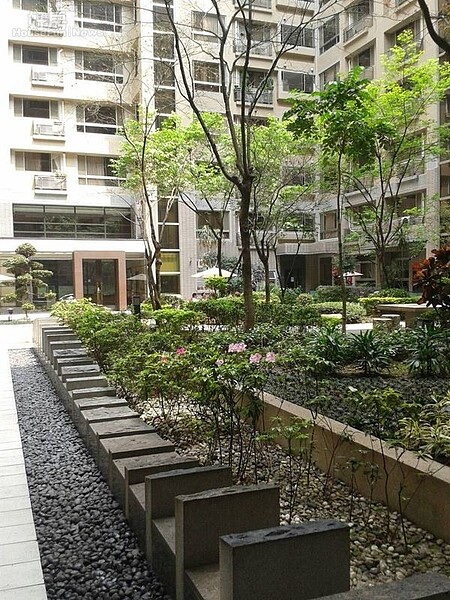 4中庭造景別緻,鳥語花香環境清幽。