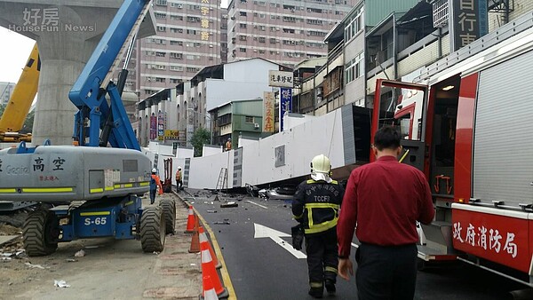 文心路捷運施工鋼樑倒塌。