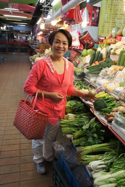 
8廚藝一級棒的郭玉芳，常在購物頻道示範廚技，私底下也常到菜市場採買新鮮食材。
