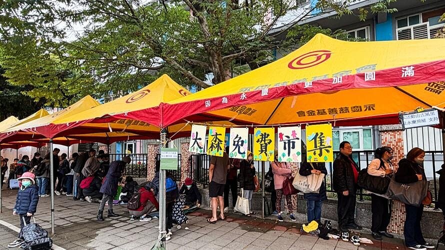 台北市大安區古風里辦公處每月舉辦「大森免費市集」,吸引眾多里民排隊挖寶。