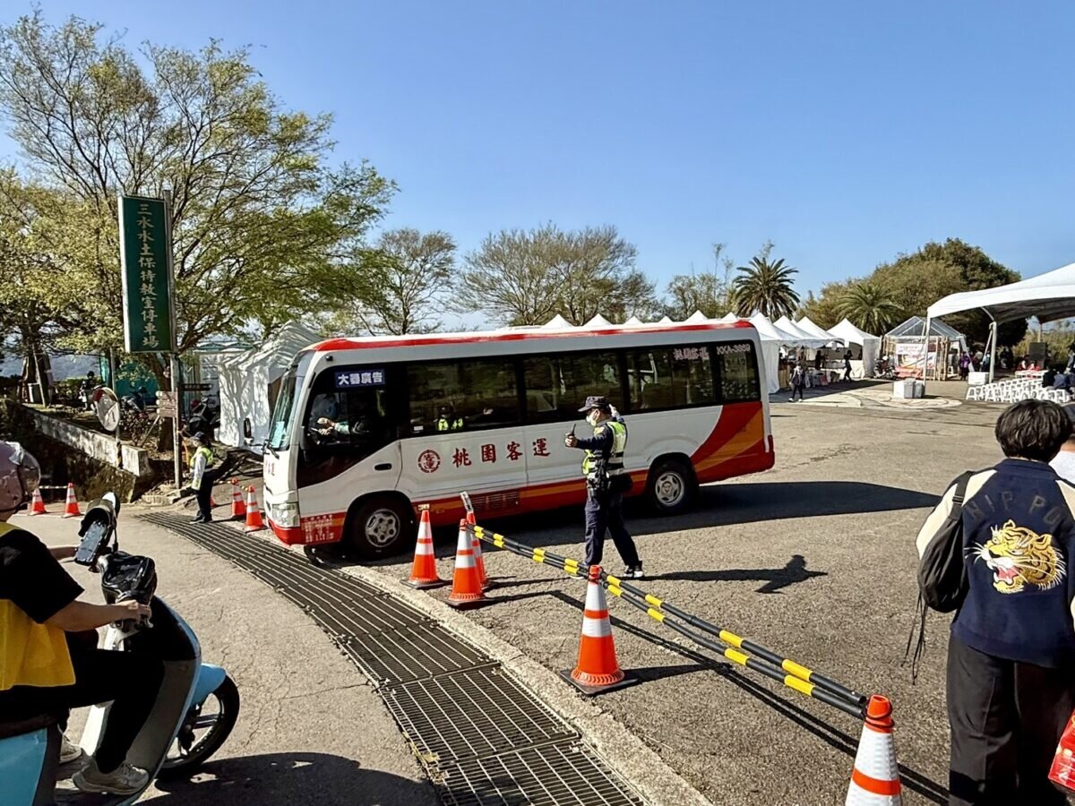 民眾可搭乘公路客運至龍潭區龍潭運動公園站或楊梅區的楊梅火車站後站，即可搭乘接駁車前往大北坑主會場。圖：警方提供