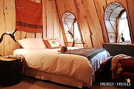 ，從房內窗戶還能一覽阿雷納爾火山的奇景，室內外都與大自然無縫接軌。