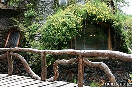 在維護生態與師法自然的前提下，旅館內部設施亦使用原木建材打造。