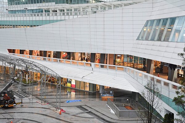 中國信託國際金融廣場的商店街為一排陳列,與一般百貨不同的是十分寬敞不壅塞。(好房網News記者 陳韋帆/攝影)