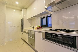 廚房與浴室都是整體室內最容易潮濕的地方。在近幾年的建案中，廚房的通風也成為關鍵的設計重點。通風的廚房可以快速將水份散發排除掉，以達到乾燥不生黴菌，不致影響家人健康。