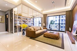 有研究報告指出，人們身處於寬闊與明亮與通風的空間，對於身心都有益處，因此現在的室內設計主流不僅僅要舒適與現代化。透過大型的落地窗引入光線，以及透明玻璃作為隔間，成為新潮流。