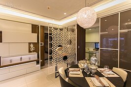 在餐廳部分，也盡量不跟客廳有所相隔，通透一體的設計，讓整體空間感更為放大。