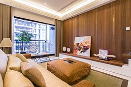 木頭的牆壁以及溫潤的皮革沙發家飾，再加上落地大型玻璃窗，讓整體空間透露出一股溫暖又明亮的氣息。