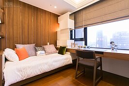 次主臥一樣有著一大片的對外玻璃窗，大白天幾乎不用開燈。