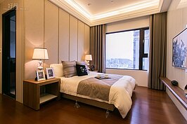 主臥室同樣有著一大片對外透明玻璃窗。