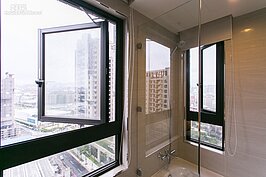 此次設計裝潢的屋子位於邊間，因此在主臥室浴室中採用兩面開窗的方式便於通風。
