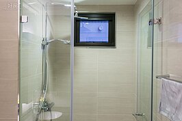 乾濕分離且帶有通風窗的浴室一景。