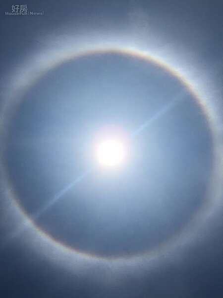 中部出現圓形彩虹。(網友提供)