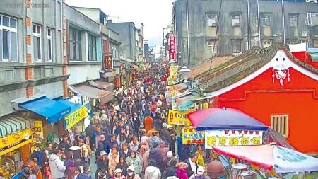 
桃園市春節9天連假狂吸186萬人次遊客造訪，其中大溪老城區湧入超過22萬人次，較民國114年增加近1.3萬人次。（蔡依珍攝）

