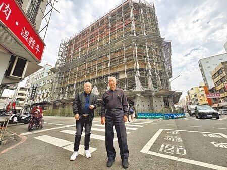 
來亞大樓被列為危樓，台南市政府近期將啟動拆除作業，來亞大樓所有權人、前管委會主委李靖廉（右）揚言號召其他所有權人到場抗爭。（曹婷婷攝）
