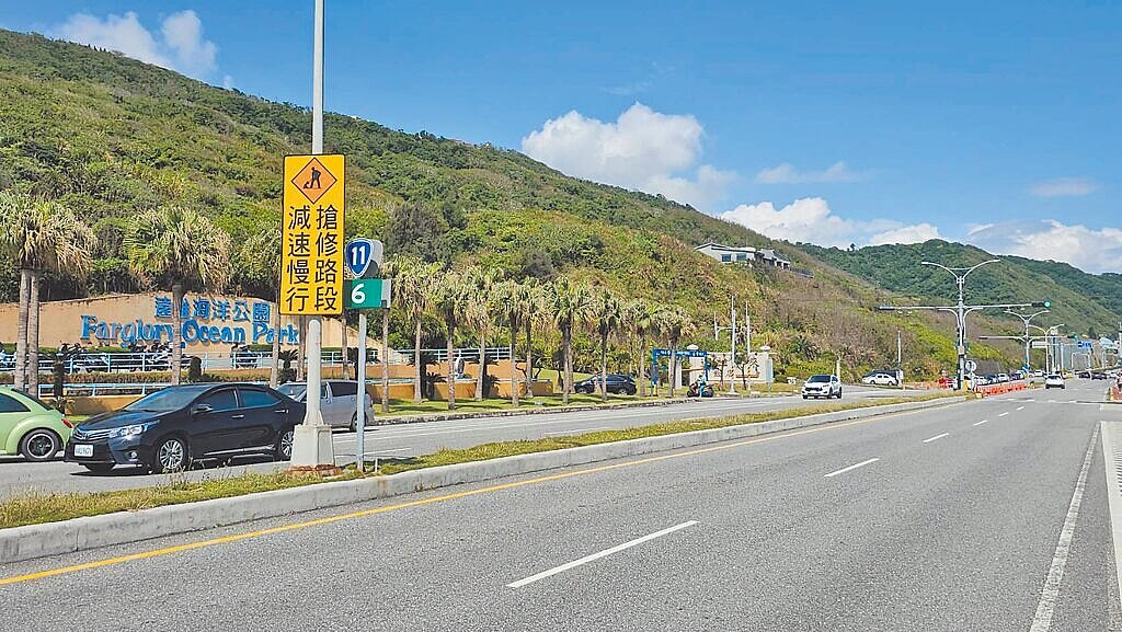 台11線花東海岸公路花蓮鹽寮段9公里處，發生里程牌面數字不同的情況，圖為遭裝反的北上錯誤公里數。（民眾提供／羅亦晽花蓮傳真）