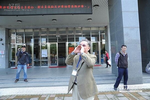 綜合營造工程工業同業公會苗栗辦事處長帶領同業陳情,高喊「謝謝監委、救救工程界」口號後,也請同業快回去做事,由代表出面向監委陳情。(陳慶居攝)