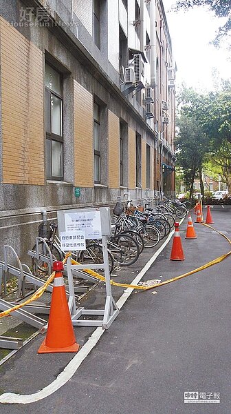 台大昨表示，目前校內有3處有外牆磁磚剝落情形，呼籲師生別靠近。（台大提供）