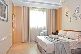 訴求採光通透，整片的落地窗加上木製地板，乾淨整潔是日式風格的主要元素之一。