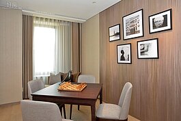 可做為交誼廳、會客室或者遊戲室的空間，設計上簡單俐落。