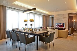 極簡風格與乾淨俐落的線條，牆面以非洲桃木色為主，搭配消光與身金屬色配件，營造低調卻又高質感的生活品味。