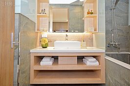 浴室也可看出純正日式風格的設計，木製隔層的櫃子與金色的浴缸，營造低調且乾淨整潔的氣氛。