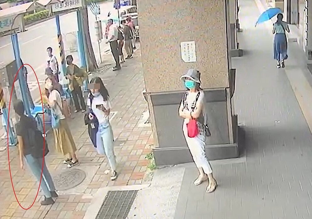 工人李建邦2023年安裝冷氣未加裝安全設備，冷氣機自17樓墜落，砸死正在等公車的黃姓女大生，李與冷氣行老闆劉智輾被依過失致死罪嫌起訴，新北地院判李2年、劉1年6月徒刑。案經上訴，劉認罪並與被害家屬和解，台灣高等法院今改判劉6月得易科罰金之刑，緩刑2年，李建邦維持原判。記者／王長鼎翻攝