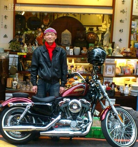 
9、率性的阿威，白天喜歡騎著1200cc的哈雷重機到處看貨收貨。（取自阿威臉書）