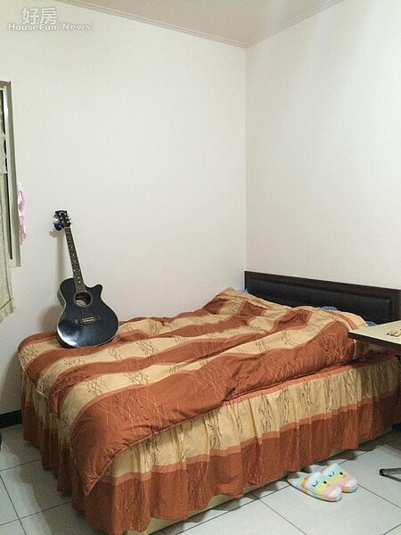 4.除了在客廳練習彈唱,蔡幸芳偶爾也會在另一間客房練習吉他,可看出該間客房同樣以樸實整潔為主。