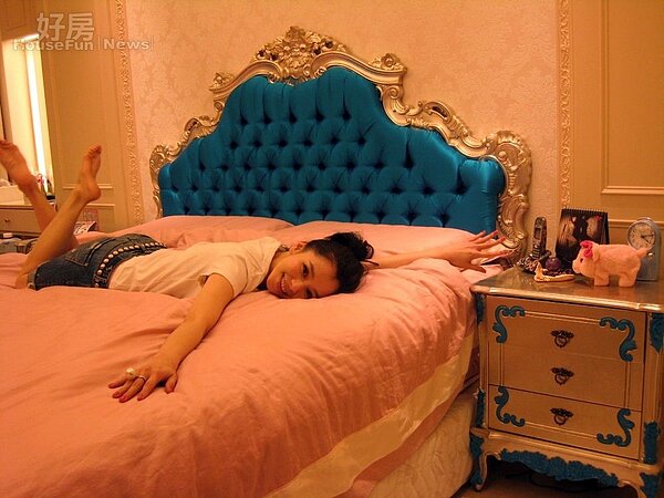 
2徐若瑄私密香閨曝光，整套床頭櫃是舒淇送的大禮。（華納提供）