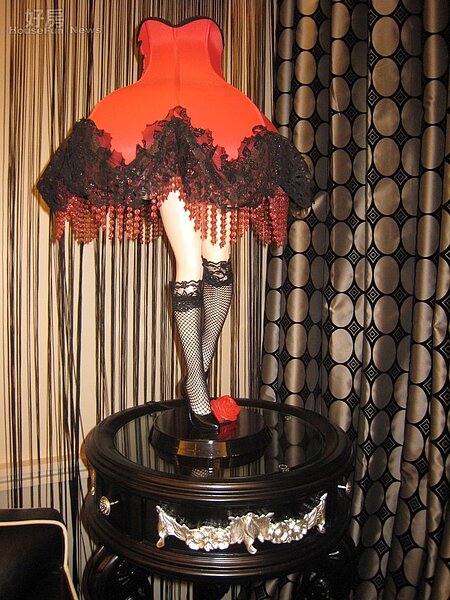 
3原本放在杰威爾辦公室的復古檯燈，因為徐若瑄喜歡，周杰倫大方送。（華納提供）