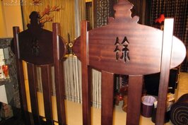王力宏訂製的「徐府木雕椅」別出心裁。（華納提供）