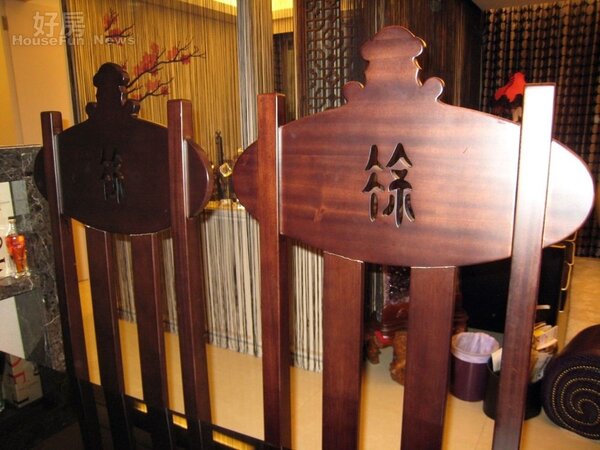 
5王力宏訂製的「徐府木雕椅」別出心裁。（華納提供）