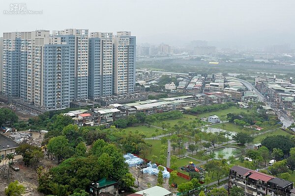 浮洲合宜住宅旁的萬坪公園將來會改建為學校。（好房網News記者 陳韋帆／攝影）