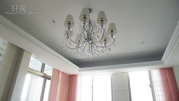 5.挑高的客廳只放了一盞水晶吊燈。