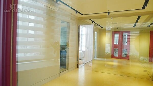 6.舞蹈室選擇了大膽的紫色。