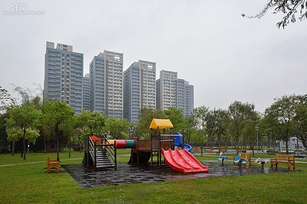 浮洲合宜住宅旁的萬坪公園將來會改建為學校。(好房網News記者 陳韋帆/攝影)