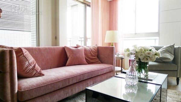 2.客廳落落大方，粉紅色的沙發是李宓的最愛。