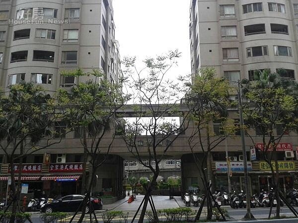 7正對面為「台北藝術家」社區。