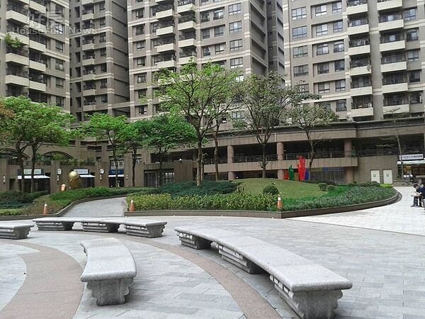 5偌大的中庭,設計不少休閒石椅。