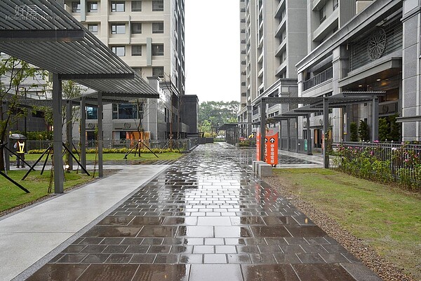 浮洲合宜住宅社區內步道寬敞舒適。（好房網News記者 陳韋帆／攝影）