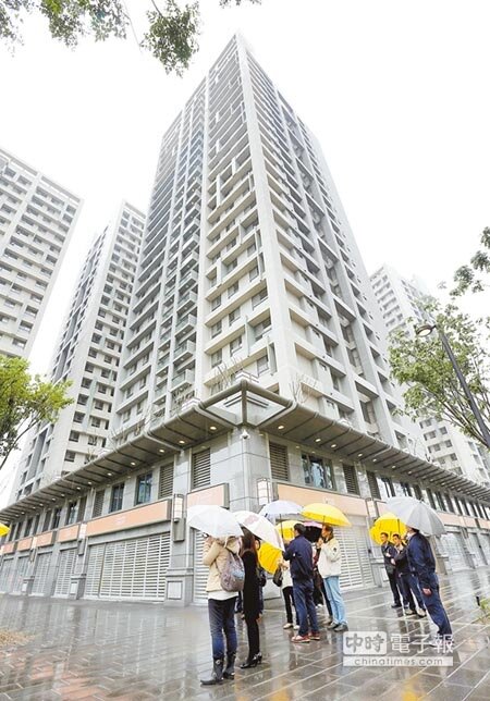 位於新北市板橋的浮洲合宜住宅將於4月15日起開始交屋，是國內首座取得雙鑽石級綠建築社區，圖為首批完工交屋的A2區。（黃世麒攝） 