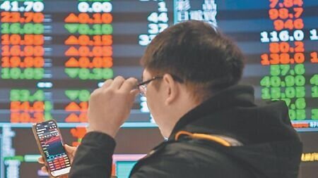 公股銀行指出,隨著股市屢創新高,目前不急著調節,加上去年企業獲利表現亮眼,賺取股息亦可期。圖∕本報資料照片