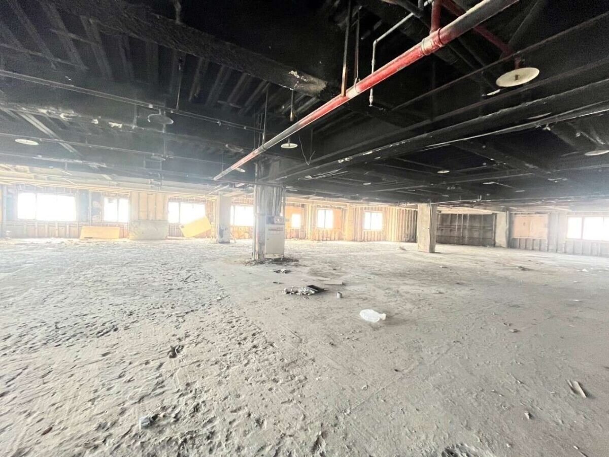 最受矚目的標的為位於桃園區中正路上、多間房屋打通的千萬商辦空間。圖：桃園分署提供